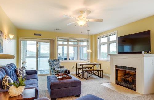 Huddleston Apartment | Lakefront Huddleston Condo with Community Pool