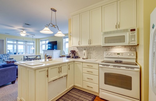Huddleston Condo | Lakefront Huddleston Condo w/Community Pool