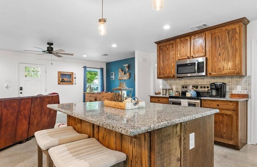 Dennis Cabin | Lakefront!➟Kayaks, Fire Pit, Sparkling Clean Hot Tub