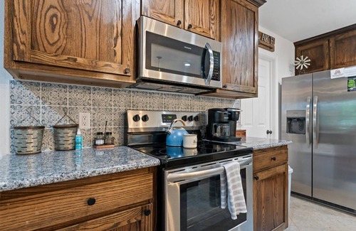 Dennis Cabin | Lakefront!➟Kayaks, Fire Pit, Sparkling Clean Hot Tub