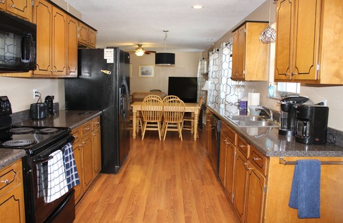 Middle Valley House | Lakefront, large yard, close to Chattanooga, 9 beds, private dock, pets ok
