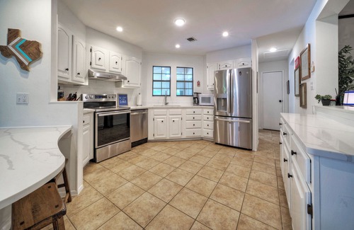 Burnet House | Lakefront LBJ Family Retreat With A Private Dock - Best for 8 Adults + children