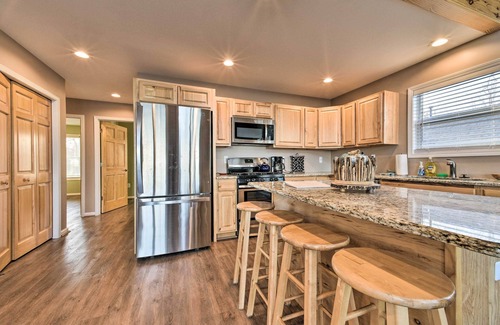 Lexington Cottage | Lakefront Lexington Escape: Steps to Beach!