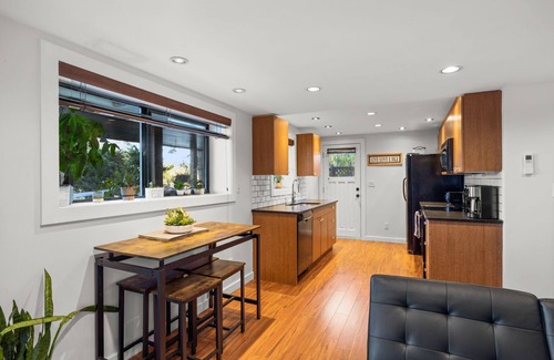 Langford Apartment | Lakefront living, BBQ, water access, parking