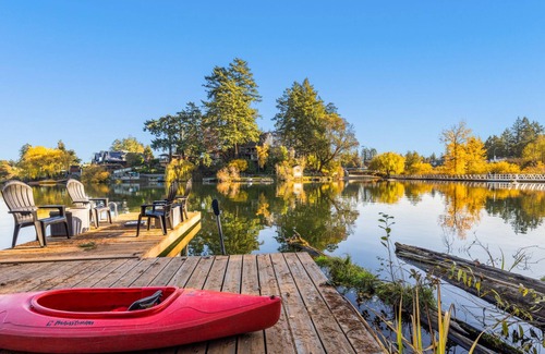 Langford Apartment | Lakefront living, BBQ, water access, parking
