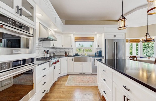 Centralia House | Lakefront living, steps to the water, fishing and kayaks, walk to outlet shops
