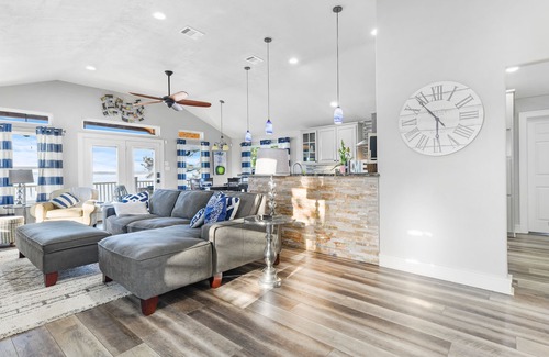 West Livingston House | Lakefront Livingston Treehouse 3 BR 2 BA Sleeps 6