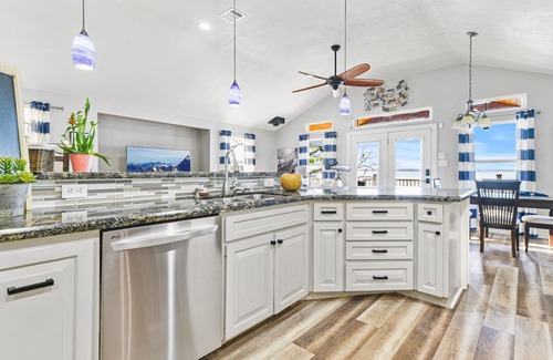 West Livingston House | Lakefront Livingston Treehouse 3 BR 2 BA Sleeps 6