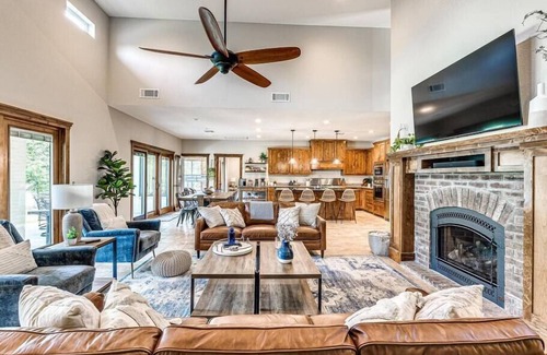 Eufaula House | Lakefront Luxury Boat Slip Available
