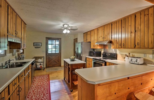 Milledgeville Cabin | Lakefront Milledgeville Cabin: Private Dock, Porch