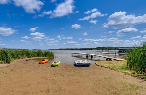 Motley House | Lakefront Motley Cabin with Private Deck and Dock!