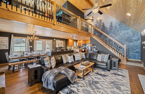 Albrightsville Ski Chalet | Lakefront, Movie & Game Rooms, Hot Tub, Sauna, etc!