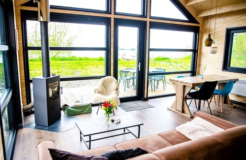 Grou Cabin | Lakefront Nature House with Own Dock: Reidhintsje