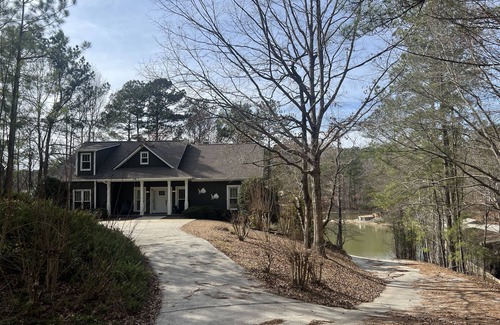 Shady Bay House | Lakefront on Lake Martin in Jackson’s Gap - Private Boat Ramp, Sleeps 15