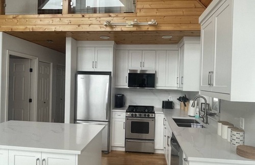 Eagle Bay House | Lakefront on Shuswap- perfect for families