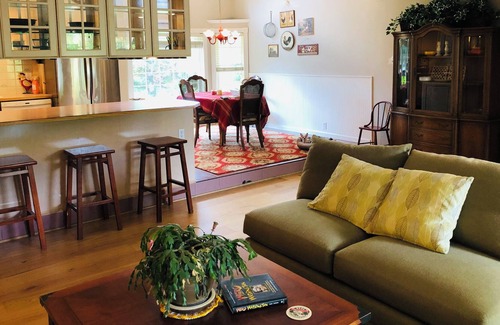 Artondale House | Lakefront private 2 bedroom home 5 mins to waterfront & close to everything!
