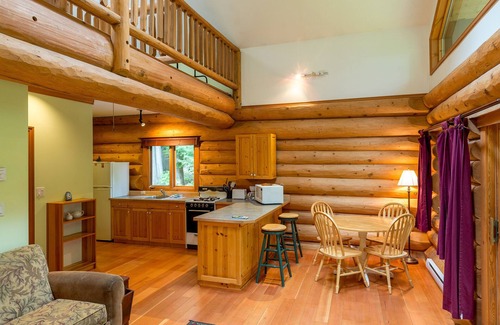 Pemberton Cabin | Lakefront Private Log Cabin, close to Pemberton - The Hummingbird