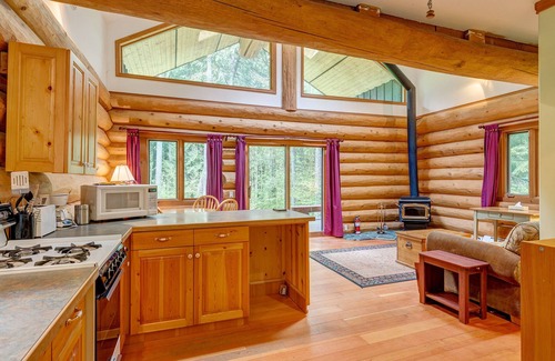 Pemberton Cabin | Lakefront Private Log Cabin, close to Pemberton - The Hummingbird