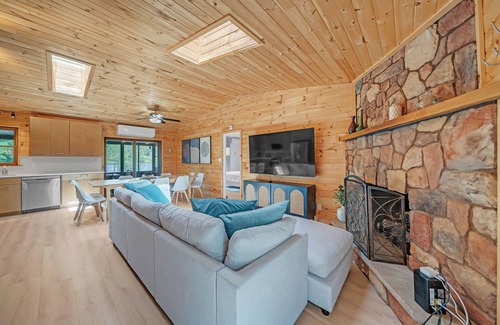 White Haven House | Lakefront | Putting Green, Bocce ball, Game Room!