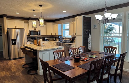 Lake View House | Lakefront quiet Charming 3-bedroom house with WiFi and AC in serene Shreveport.