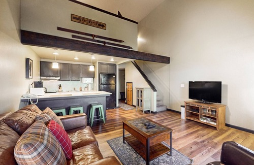 South Lake Tahoe Apartment | Lakefront retreat with shared pool, hot tub, & sauna - near shopping & skiing