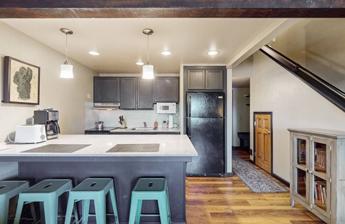 South Lake Tahoe Apartment | Lakefront retreat with shared pool, hot tub, & sauna - near shopping & skiing