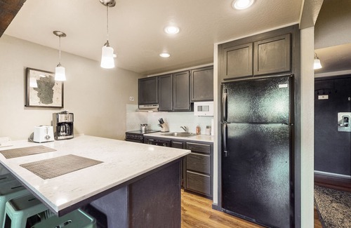 South Lake Tahoe Apartment | Lakefront retreat with shared pool, hot tub, & sauna - near shopping & skiing