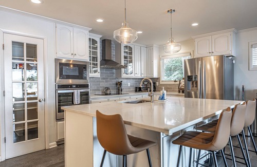 Whispering Pines House | Lakefront Retreat Mins to Golf! Sleeps 8 guests!