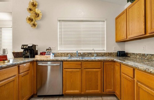 Chandler House | Lakefront Retreat - FREE Heated Pool, Spa, Kayak, Paddleboat, FIRE PIT, Fishing