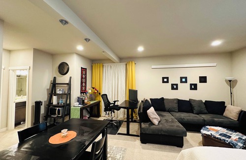 Lakeland North House | Lakefront retreat guest suite