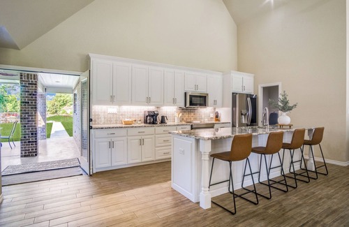 Granbury House | Lakefront Retreat in Granbury – Dock, Fire Pit, Views & Guest House
