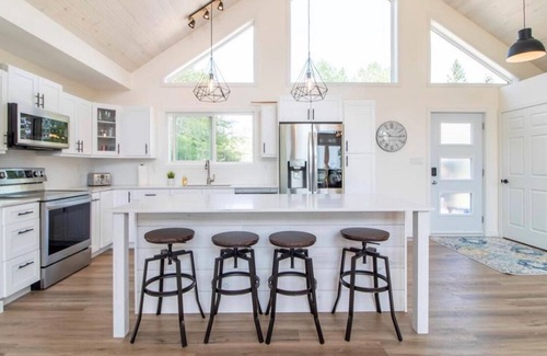 Gimli Cottage | Lakefront retreat in Gimli, Manitoba!