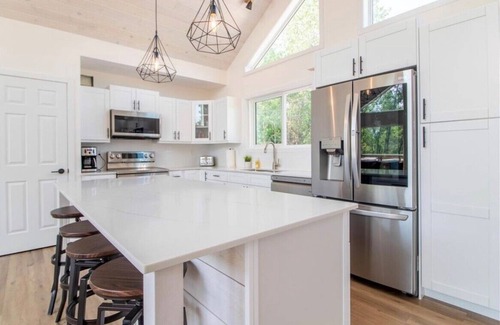 Gimli Cottage | Lakefront retreat in Gimli, Manitoba!