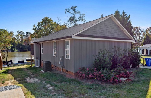 Southmont House | Lakefront Retreat: Kayaks, Dock, Fire Pit & Grill