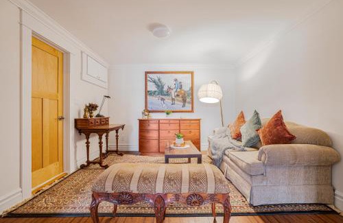 Scugog House | Lakefront Retreat with Sauna, Fireplace & Parking
