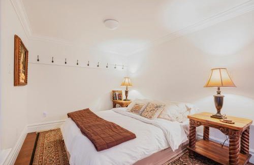Scugog House | Lakefront Retreat with Sauna, Fireplace & Parking