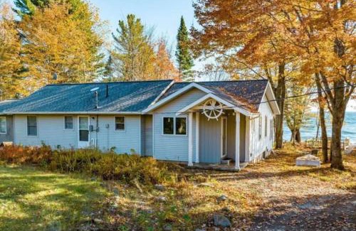 Mohawk House | Lakefront Serenity