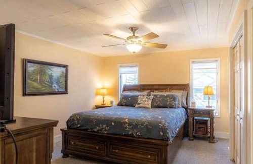 Mohawk House | Lakefront Serenity