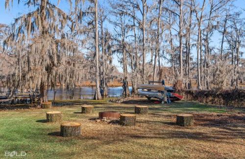 Uncertain House | Lakefront Southern Pearl With Kayaks & Canoes