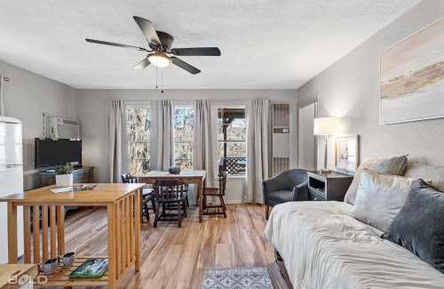 Uncertain House | Lakefront Southern Pearl With Kayaks & Canoes