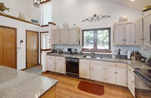 Bumpass House | Lakefront - Spacious 5-bedroom house on Lake Anna - Public Side