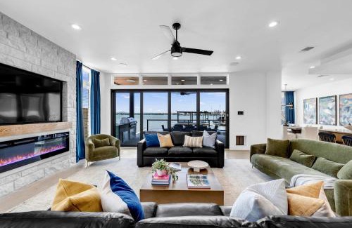 Granite Shoals House | Lakefront Stay for 16 with Pool Dock & Game Room