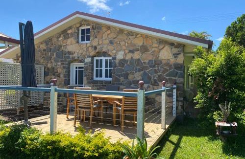 Yungaburra Apartment | Lakefront Stone Cottage
