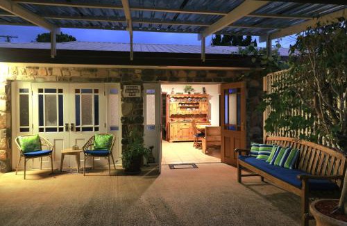 Yungaburra Apartment | Lakefront Stone Cottage