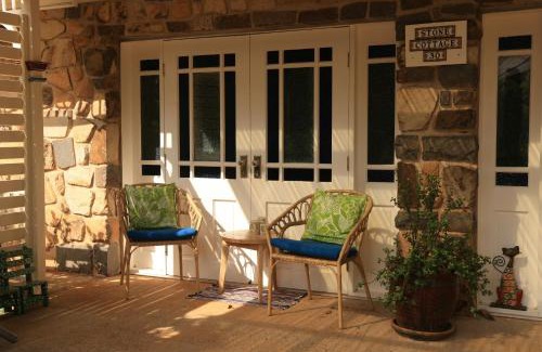 Yungaburra Apartment | Lakefront Stone Cottage