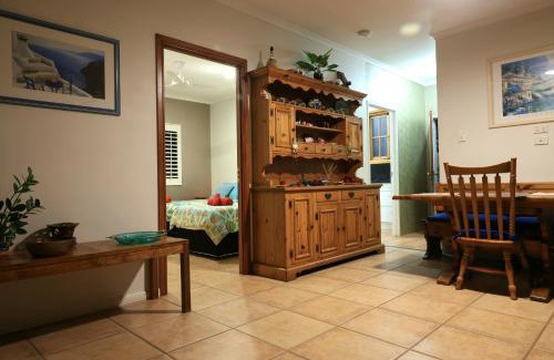 Yungaburra Apartment | Lakefront Stone Cottage