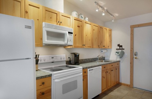 Polson Condo | Lakefront Studio with views!