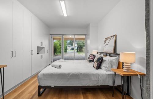 Killarney Vale House | Lakefront Suite Studio Killarney Vale