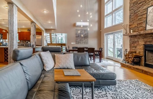 Lake Ariel House | Lakefront Sunsets, Hot Tub, Pool Table, Wet Bar, Kayaks, Canoe, Fire Pit, 2 King Beds, 75" TV