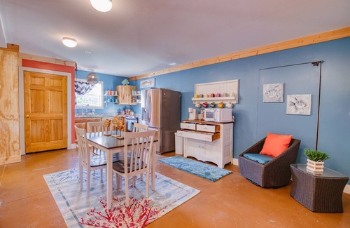 New Market Cottage | Lakefront, Swim, Fish, Kayak, fire pit, star gazing, pet friendly. All on site!